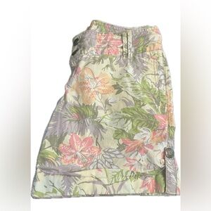 Woman’s shorts snapped front zipper flowers leaves